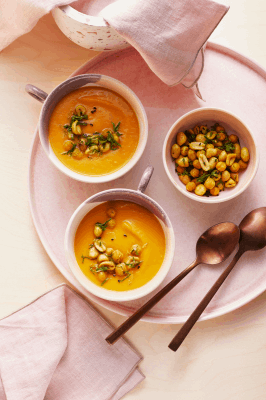 Exotische Süßkartoffel-Suppe mit Knusper-Topping