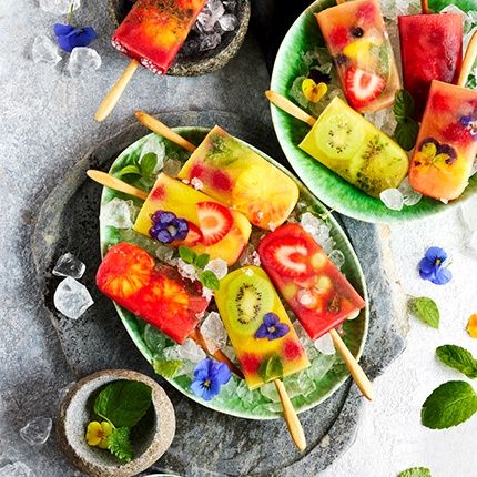 Fruchtsaft-Popsicle mit Kräutern und Früchten