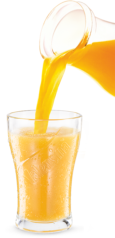 Saft wird in ein Glas geschüttet